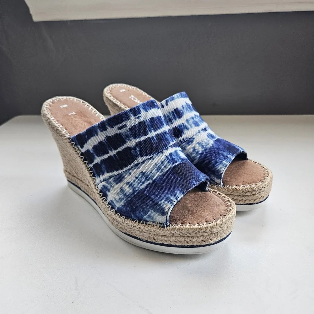 TOMS Monica Wedge Sandals Size 6.5 Indigo Tie Dye Canvas Espadrille Resort